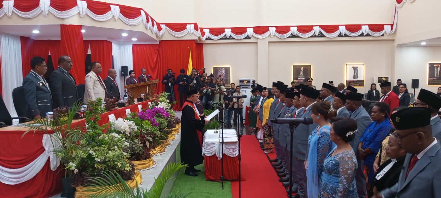 Ketua Pengadilan Negeri kelas IA Kota Jayapura,  Derman P Nababan melantik 35 orang anggota Dewan Perwakilan Rakyat Daerah atau (DPRD) periode 2024-2029